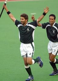 Imran Warsi (L) of Pakistan celebrates h